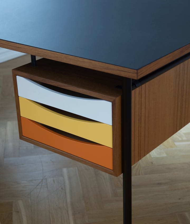 Nyhavn desk skrivbord med skrivbordslådor, valnöt/svart-varm färgskala House of Finn Juhl