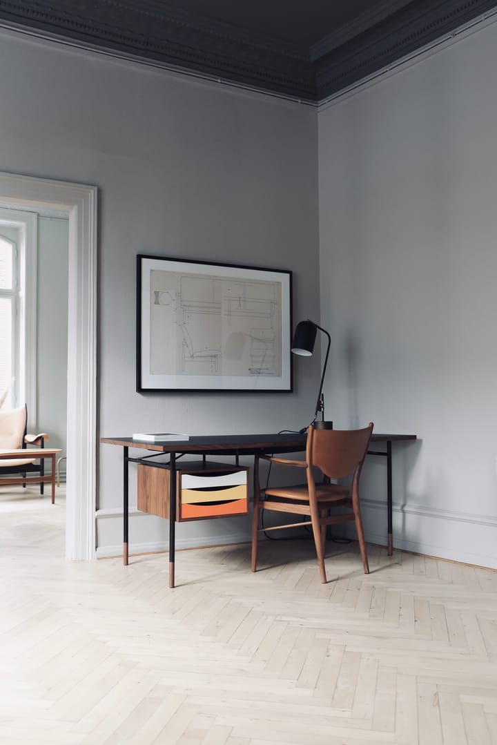 Nyhavn desk skrivbord med skrivbordslådor - valnöt/svart-varm färgskala - House of Finn Juhl