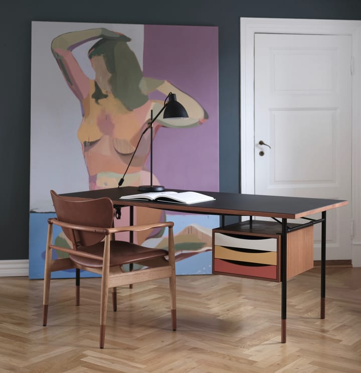 Nyhavn desk skrivbord med skrivbordslådor - valnöt/svart-varm färgskala - House of Finn Juhl