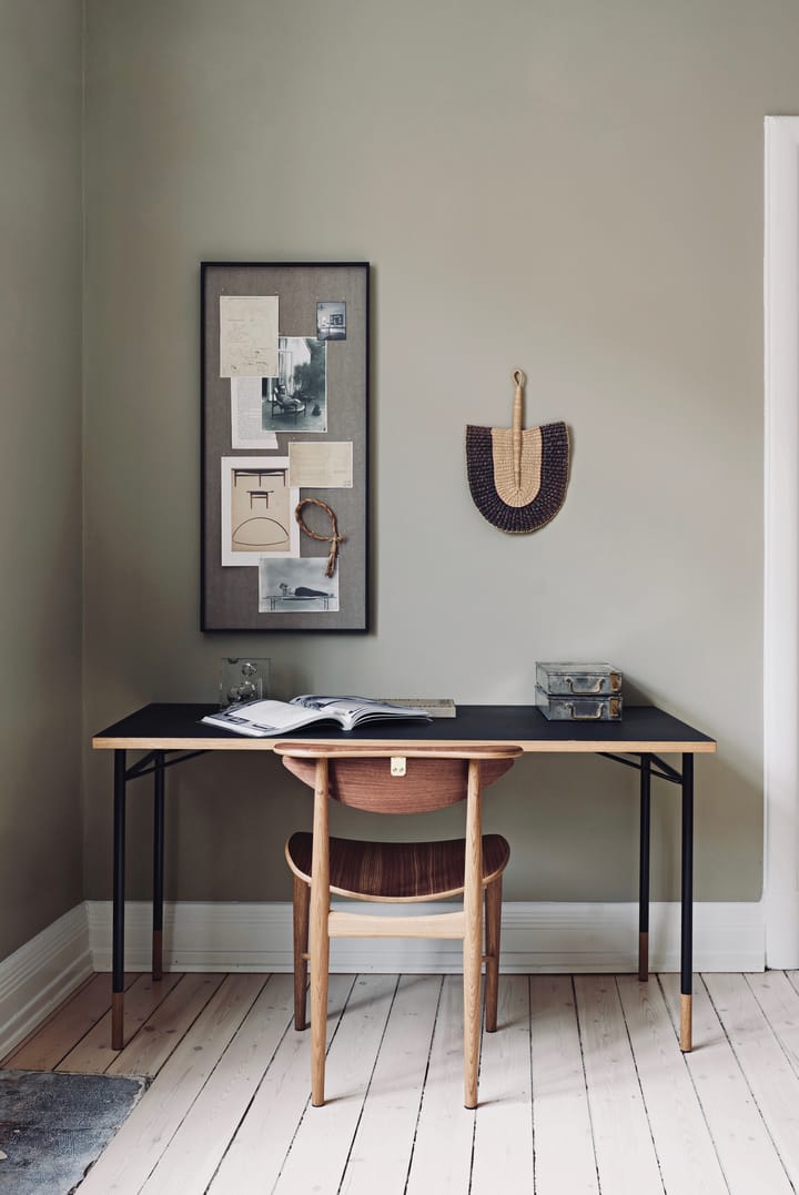 Nyhavn desk skrivbord utan skrivbordslådor, valnöt-svart linoleum House of Finn Juhl