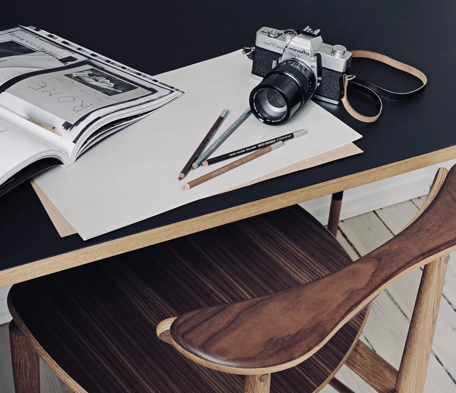 Nyhavn desk skrivbord utan skrivbordslådor, valnöt-svart linoleum House of Finn Juhl