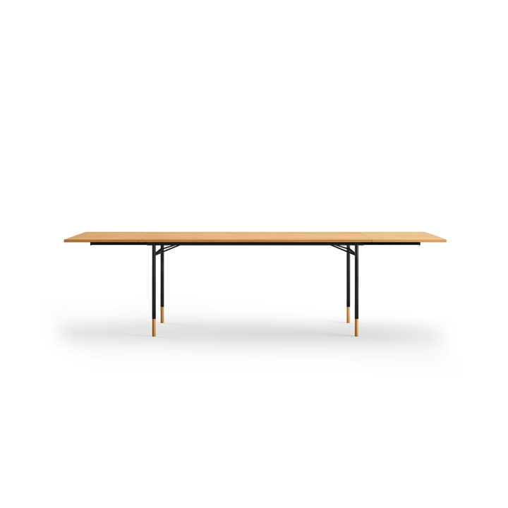 Nyhavn Dining Table matbord med klaffar, Ek-svarta ben House of Finn Juhl