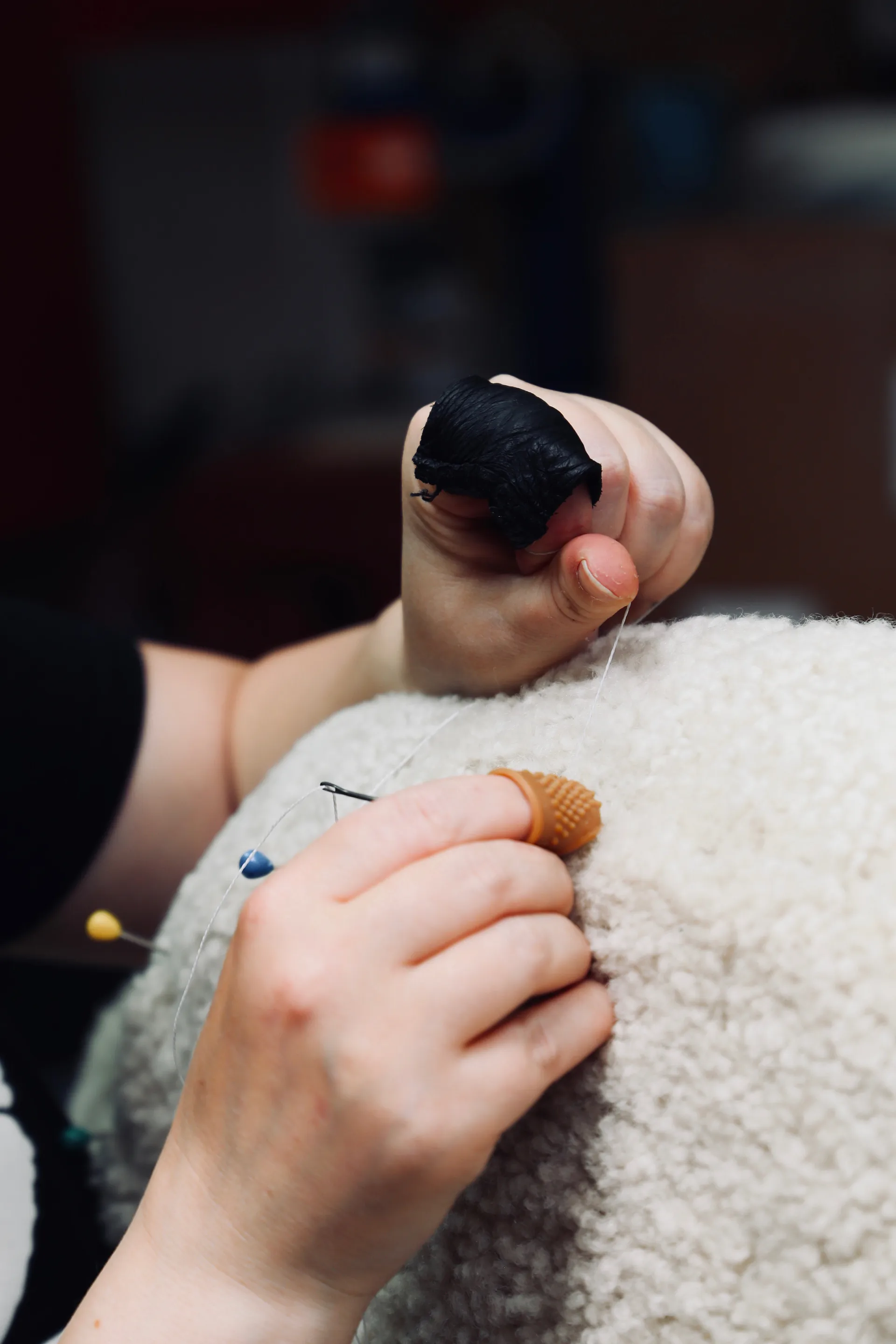 Pelican Chair fåtölj, Sheepskin Moonlight-valnöt House of Finn Juhl