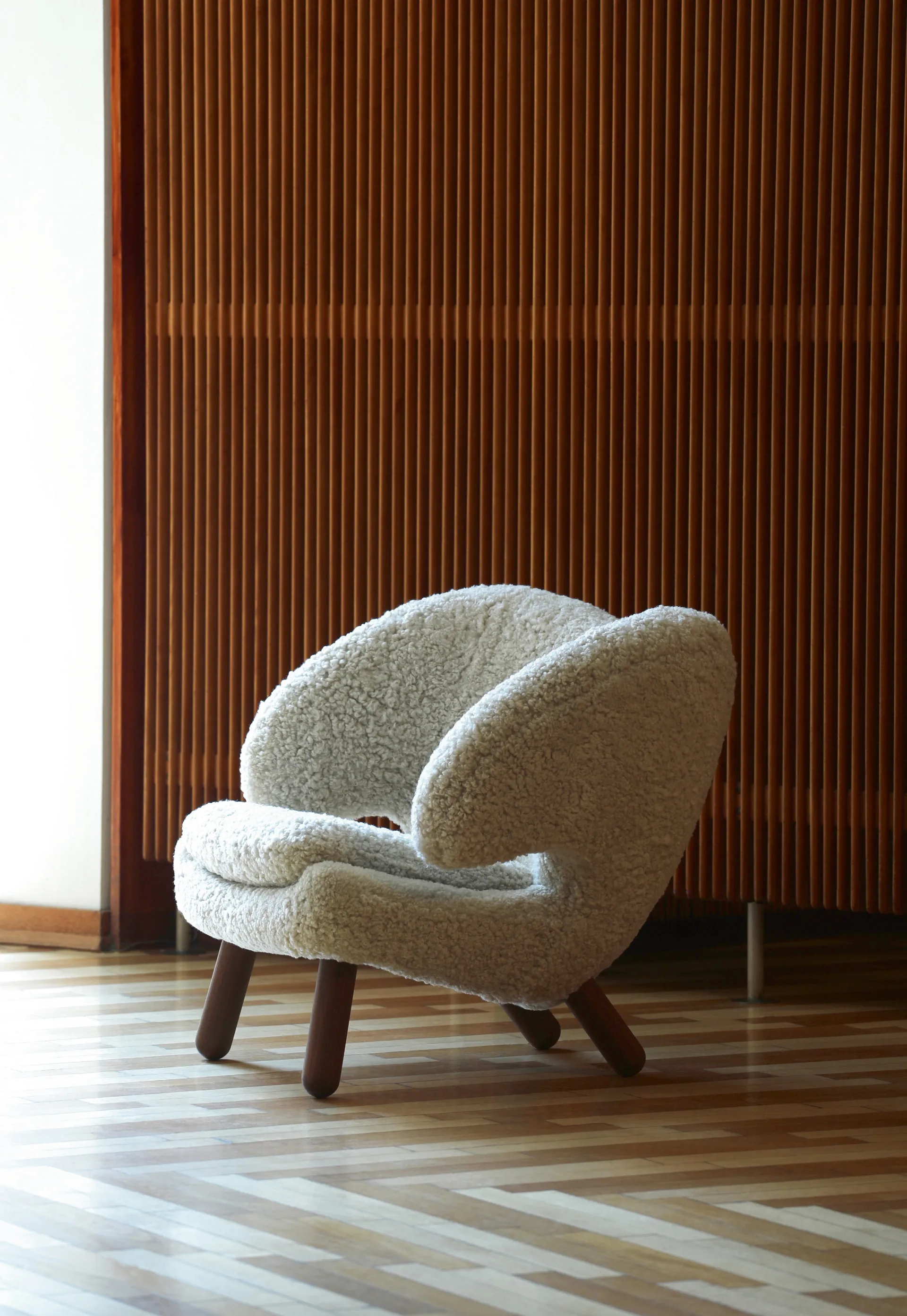 Pelican Chair fåtölj, Sheepskin Moonlight-valnöt House of Finn Juhl
