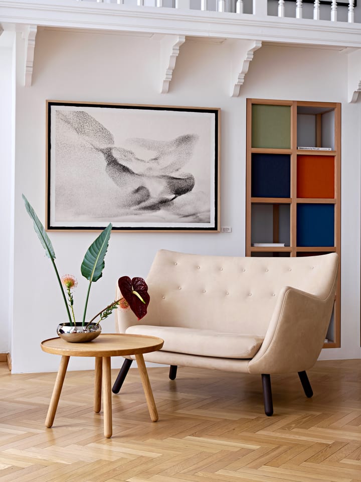 Poet Sofa soffa 2-sits - Watercolour Soft Linen-valnöt - House of Finn Juhl