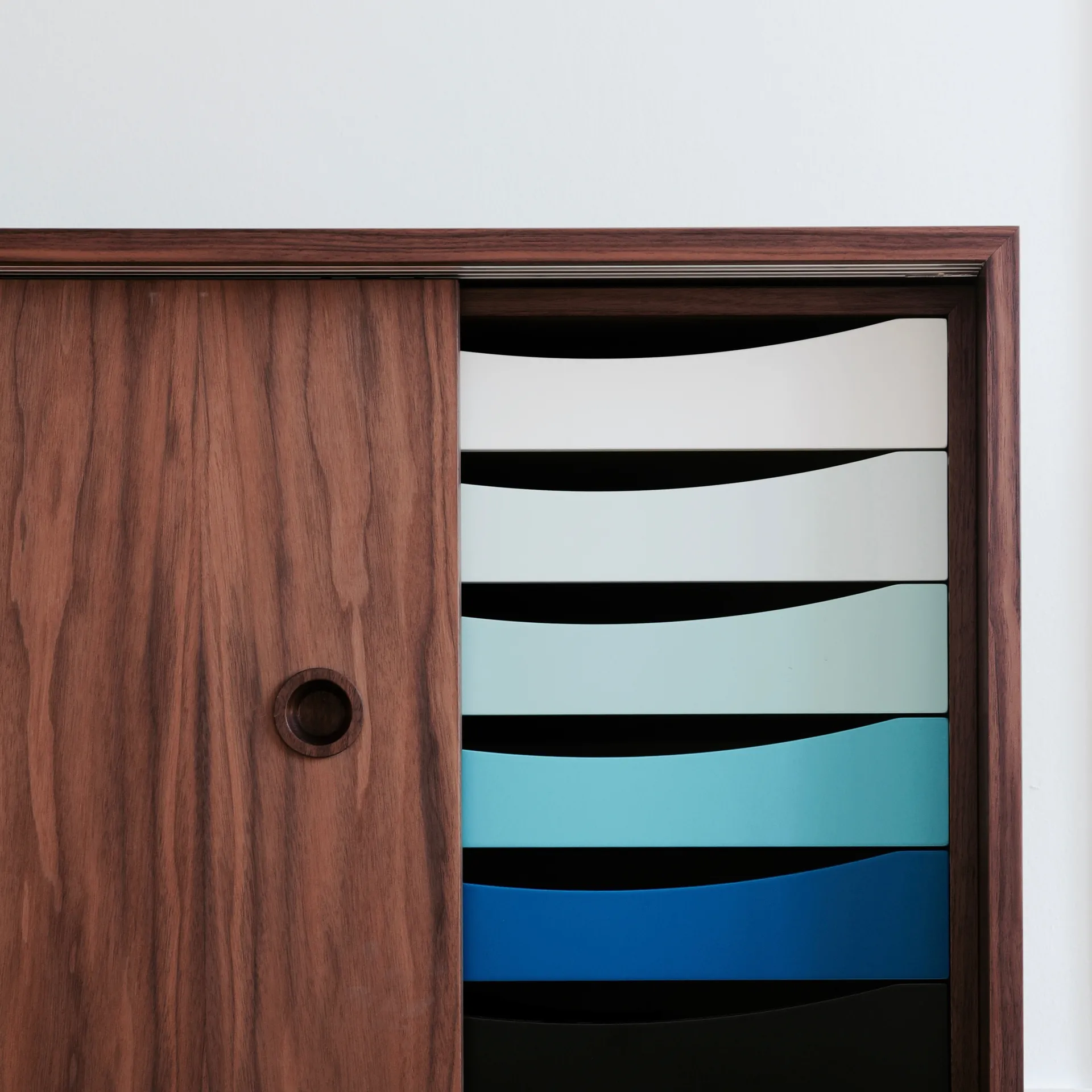 Sideboard med lådor, vit/ljusblå-valnötsfanér House of Finn Juhl