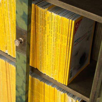 National Geographic 25år bokskåp - grön/mässing, linnetyg, 2lådor - Källemo