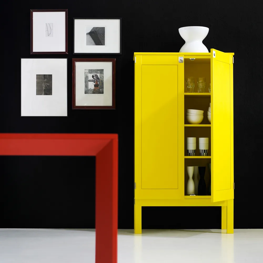 KA72 739 skåp med förnicklade beslag, Rödlack col.67 Karl Andersson & Söner