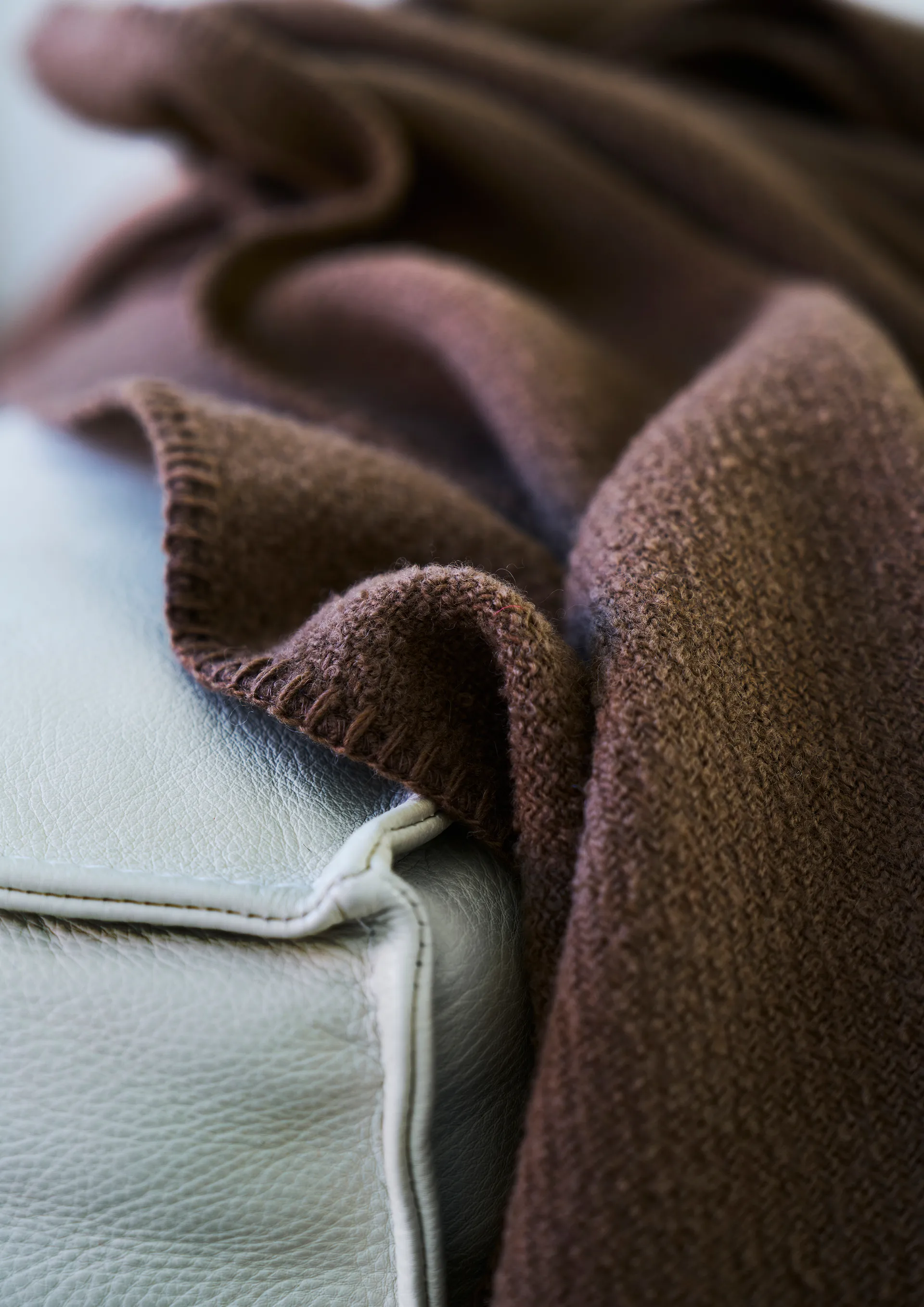 Bouclé ullfilt 140x200 cm, Mocha mousse Klippan Yllefabrik