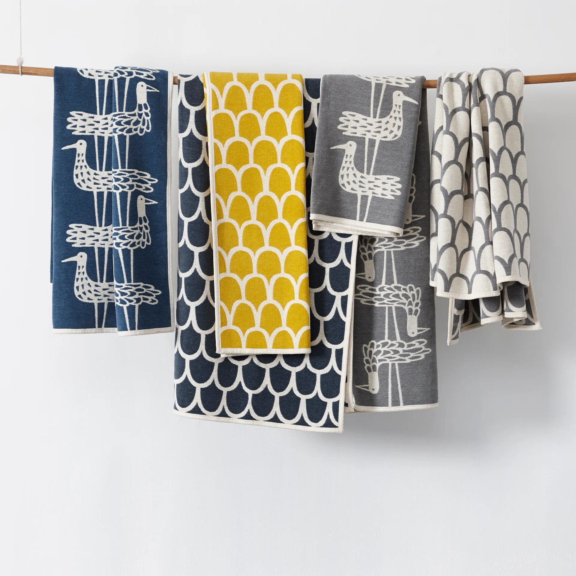 Feathers chenillefilt, djupblå Klippan Yllefabrik