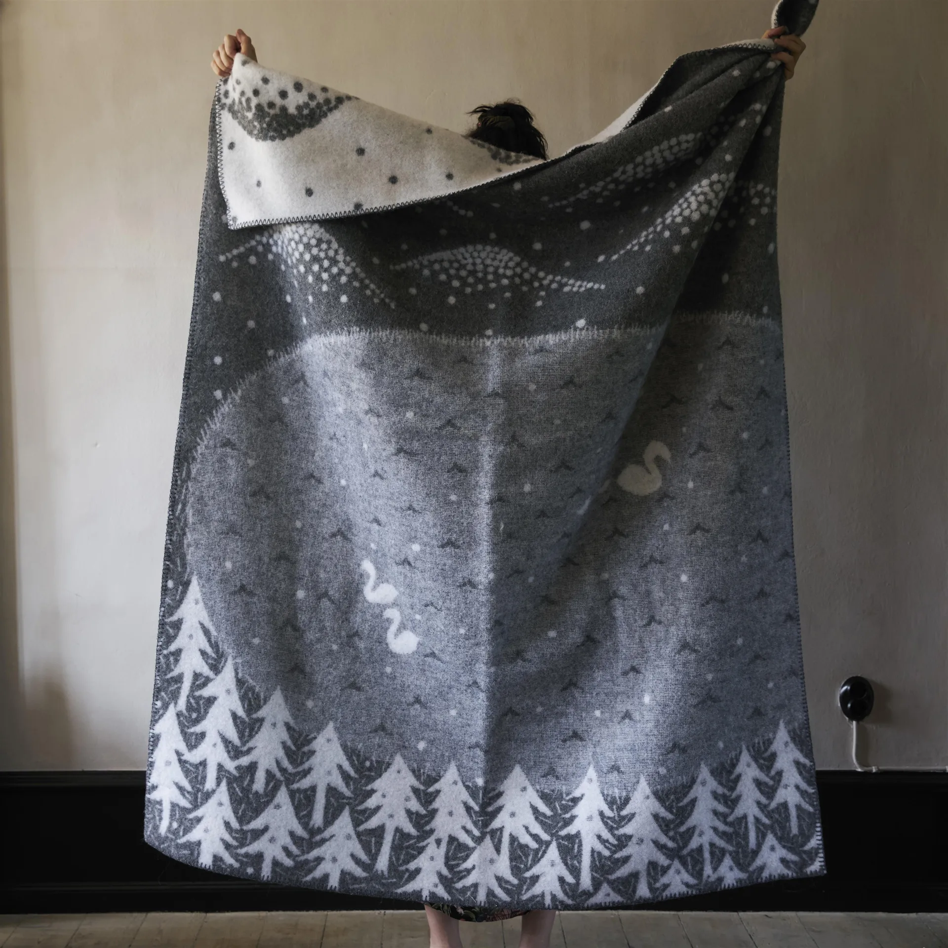 Lake in the valley pläd, grå Klippan Yllefabrik