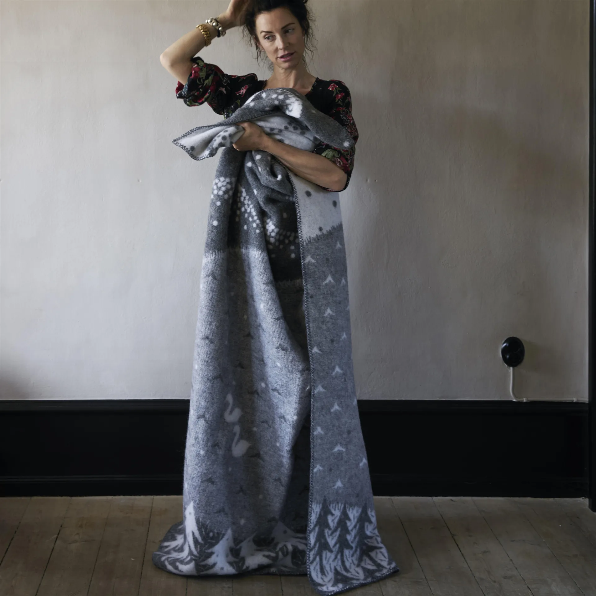 Lake in the valley pläd, grå Klippan Yllefabrik