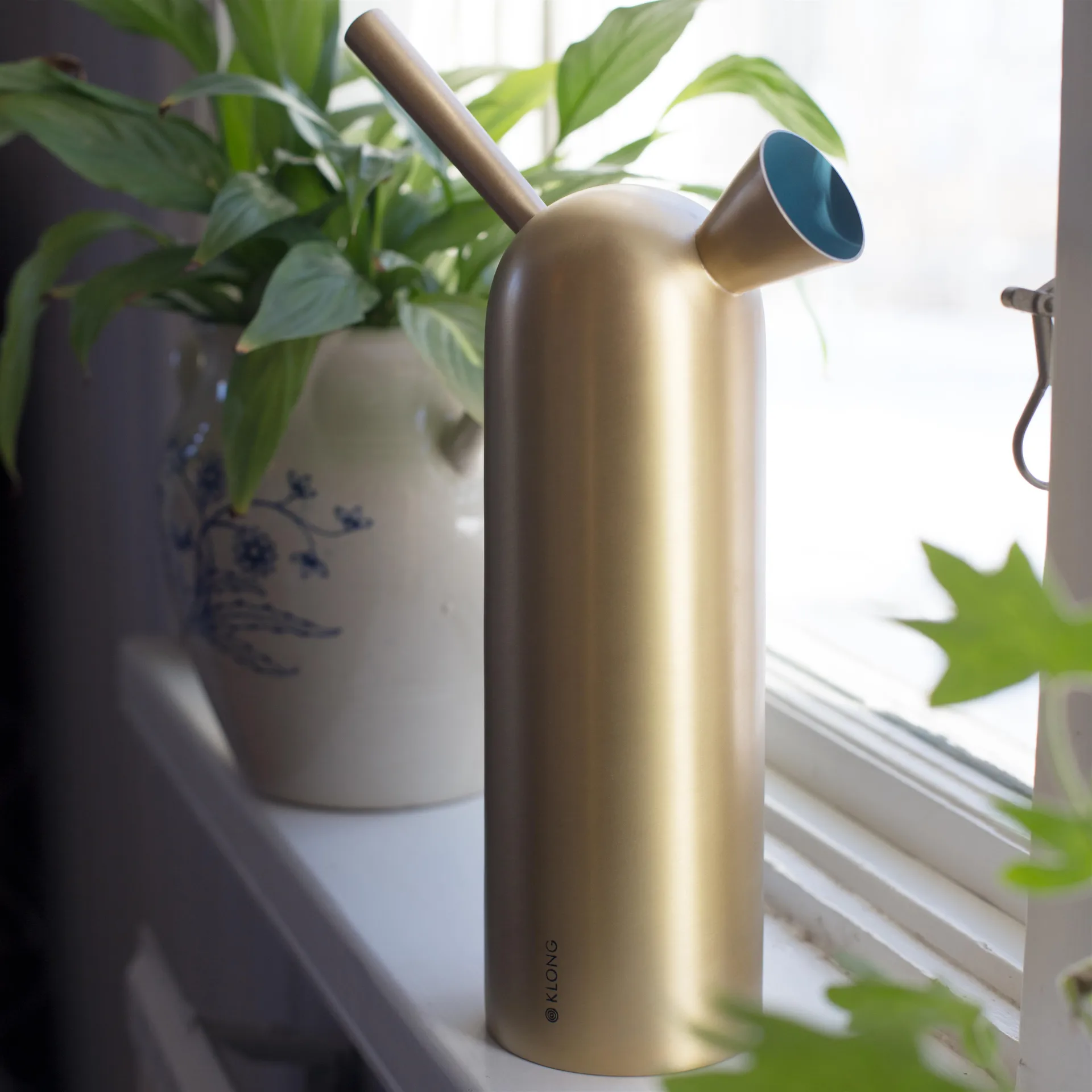 Svante vattenkanna, mässing KLONG