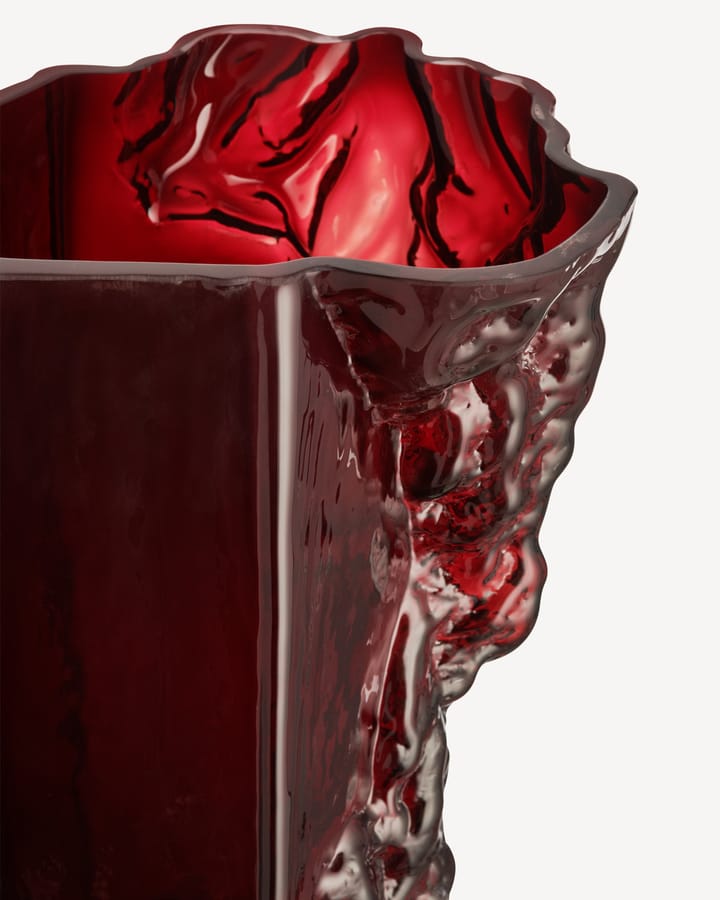 Rocky Baroque vas 35 cm, Oxblood Kosta Boda