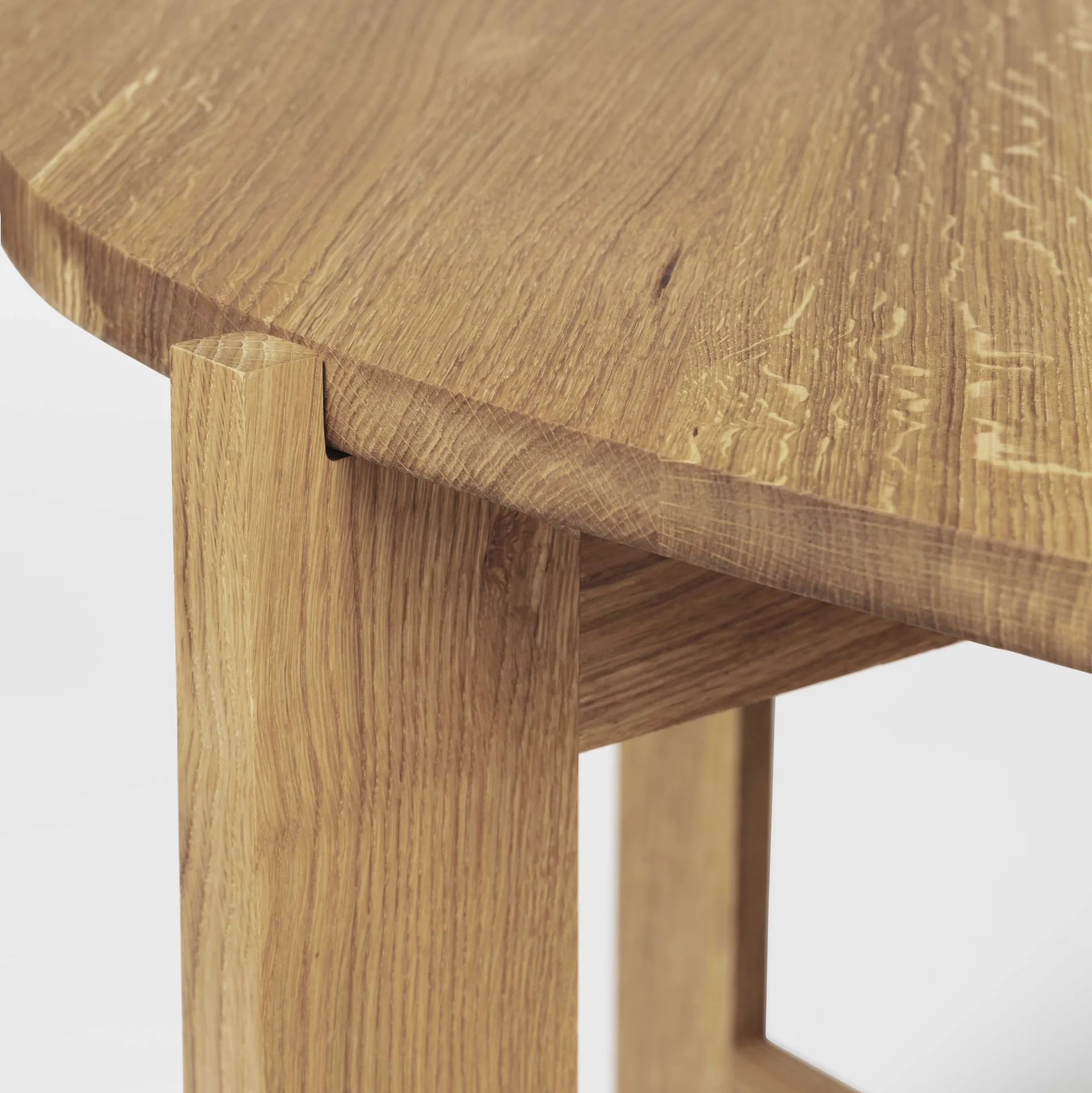 Collector matbord Ø120x74 cm, Varm lackerad ek Kristina Dam Studio