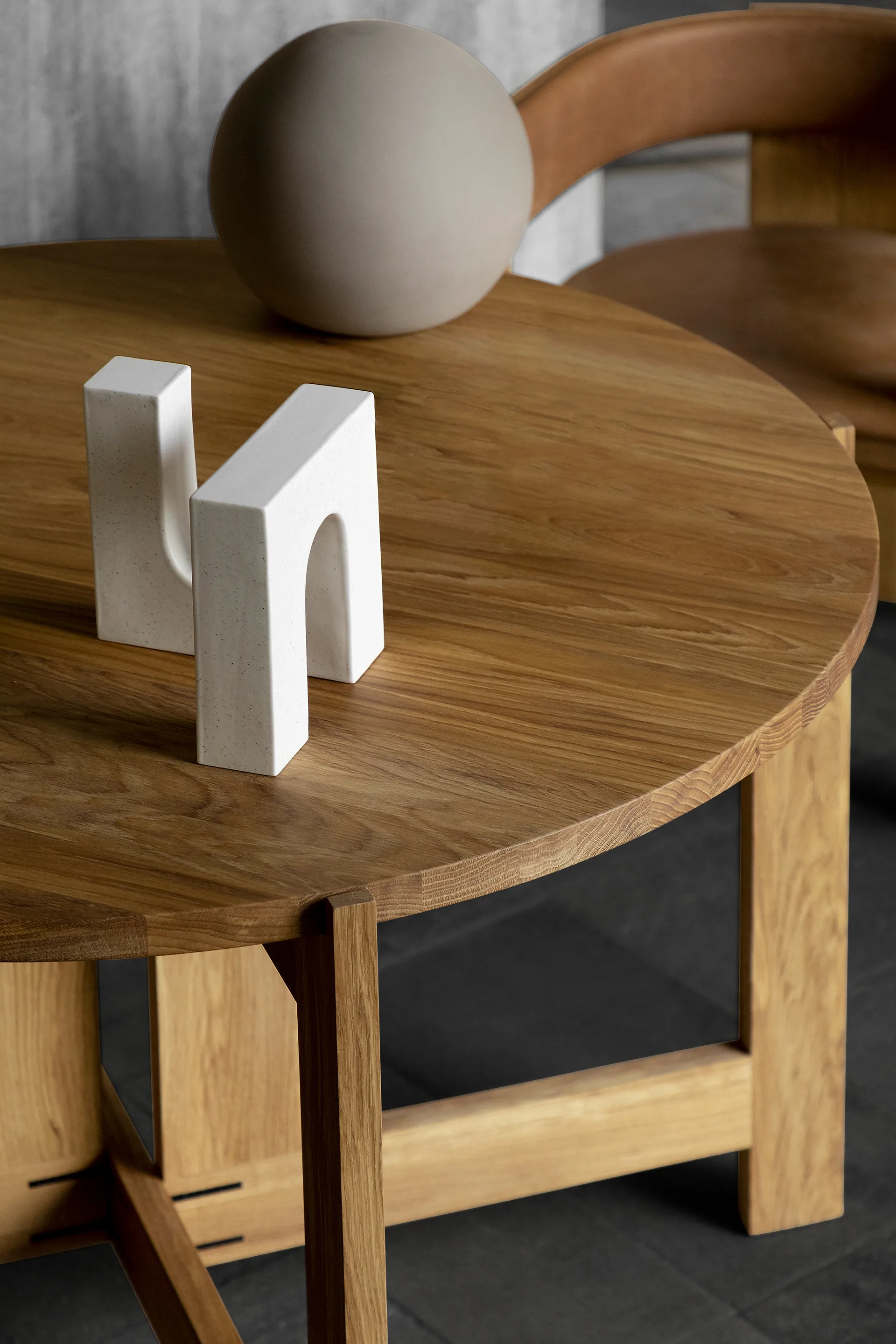 Collector matbord Ø120x74 cm, Varm lackerad ek Kristina Dam Studio