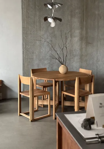 Collector matbord Ø120x74 cm - Varm lackerad ek - Kristina Dam Studio