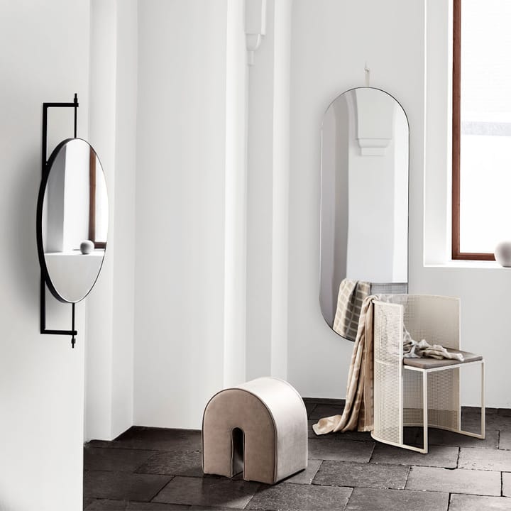 Curved sittpuff, Läder black Kristina Dam Studio