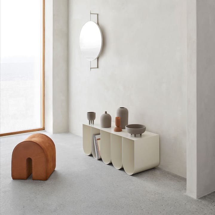 Curved sittpuff - Läder light brown - Kristina Dam Studio