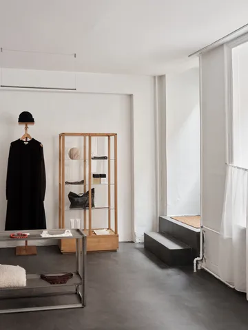 Japanese vitrinskåp large - Varm oljad ek - Kristina Dam Studio