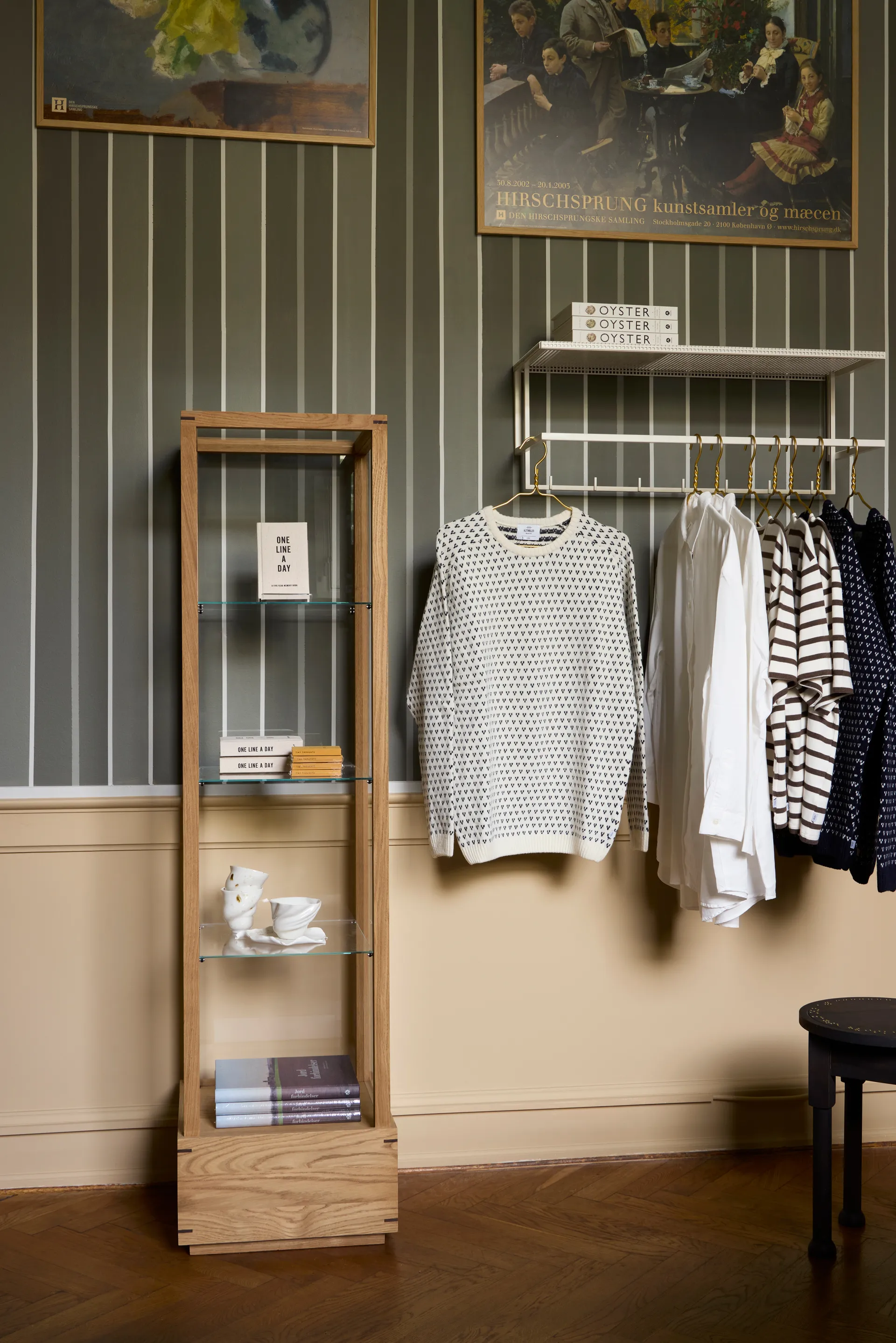 Japanese vitrinskåp medium, Varm oljad ek Kristina Dam Studio