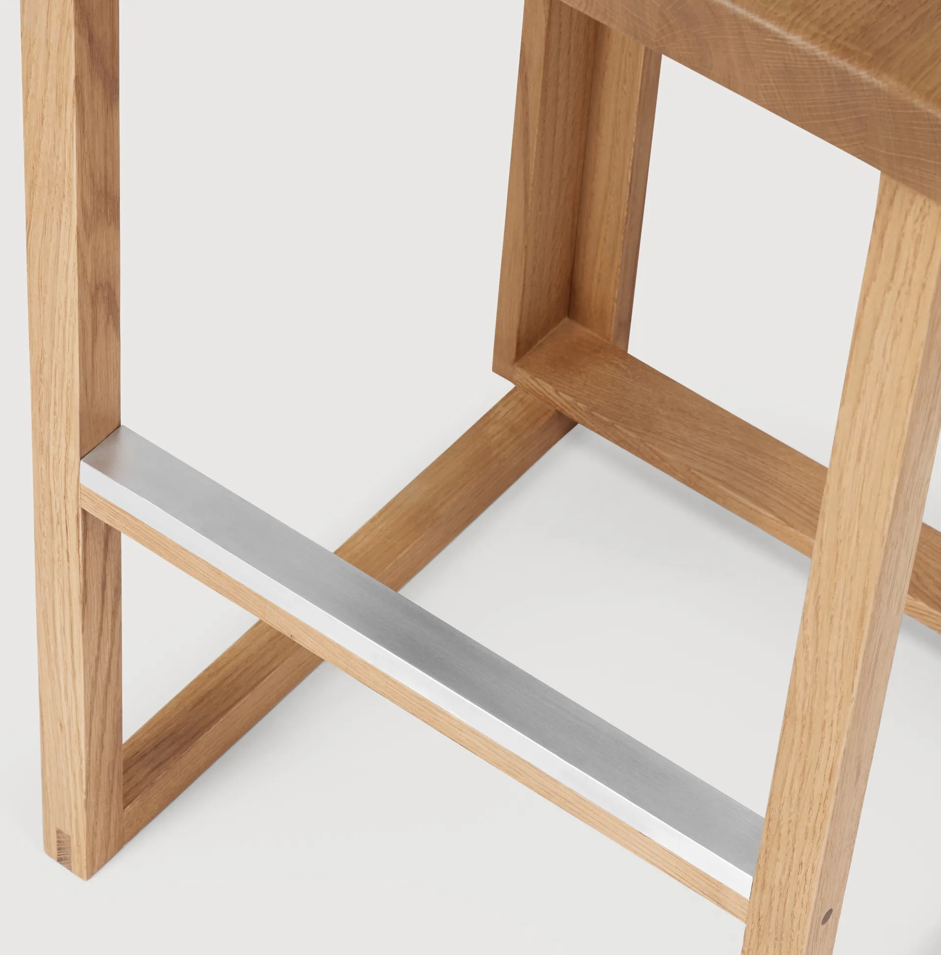 Outline barstol 75 cm, Varm lackerad ek-borstat stål Kristina Dam Studio