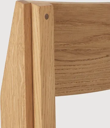 Outline stol - Varm lackerad ek-valnöt - Kristina Dam Studio