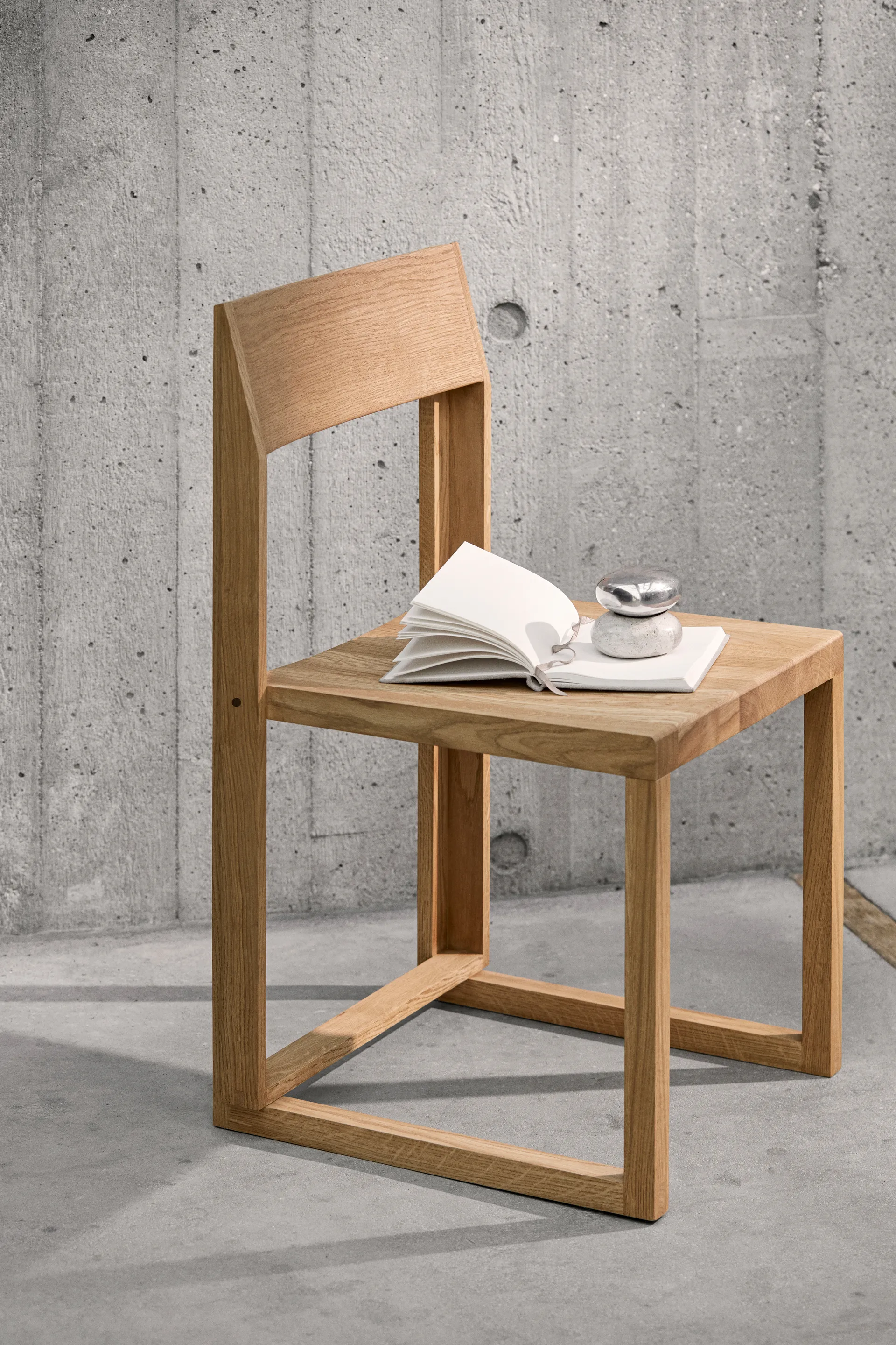 Outline stol, Varm lackerad ek-valnöt Kristina Dam Studio