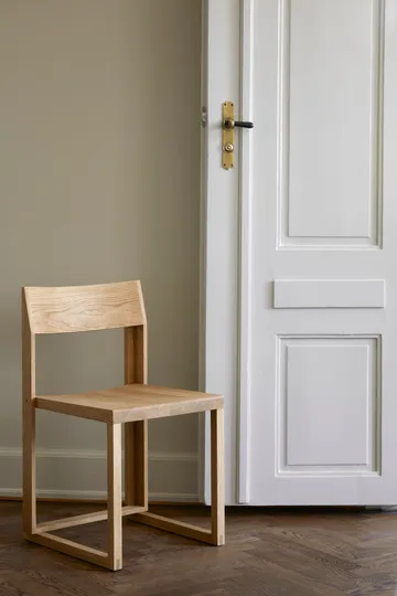 Outline stol - Varm lackerad ek-valnöt - Kristina Dam Studio