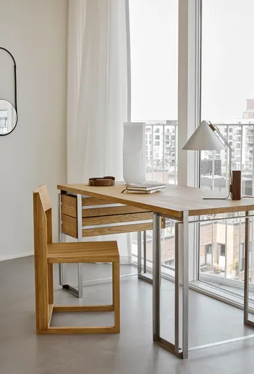 Outline stol - Varm lackerad ek-valnöt - Kristina Dam Studio