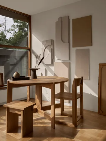 Outline stol - Varm lackerad ek-valnöt - Kristina Dam Studio