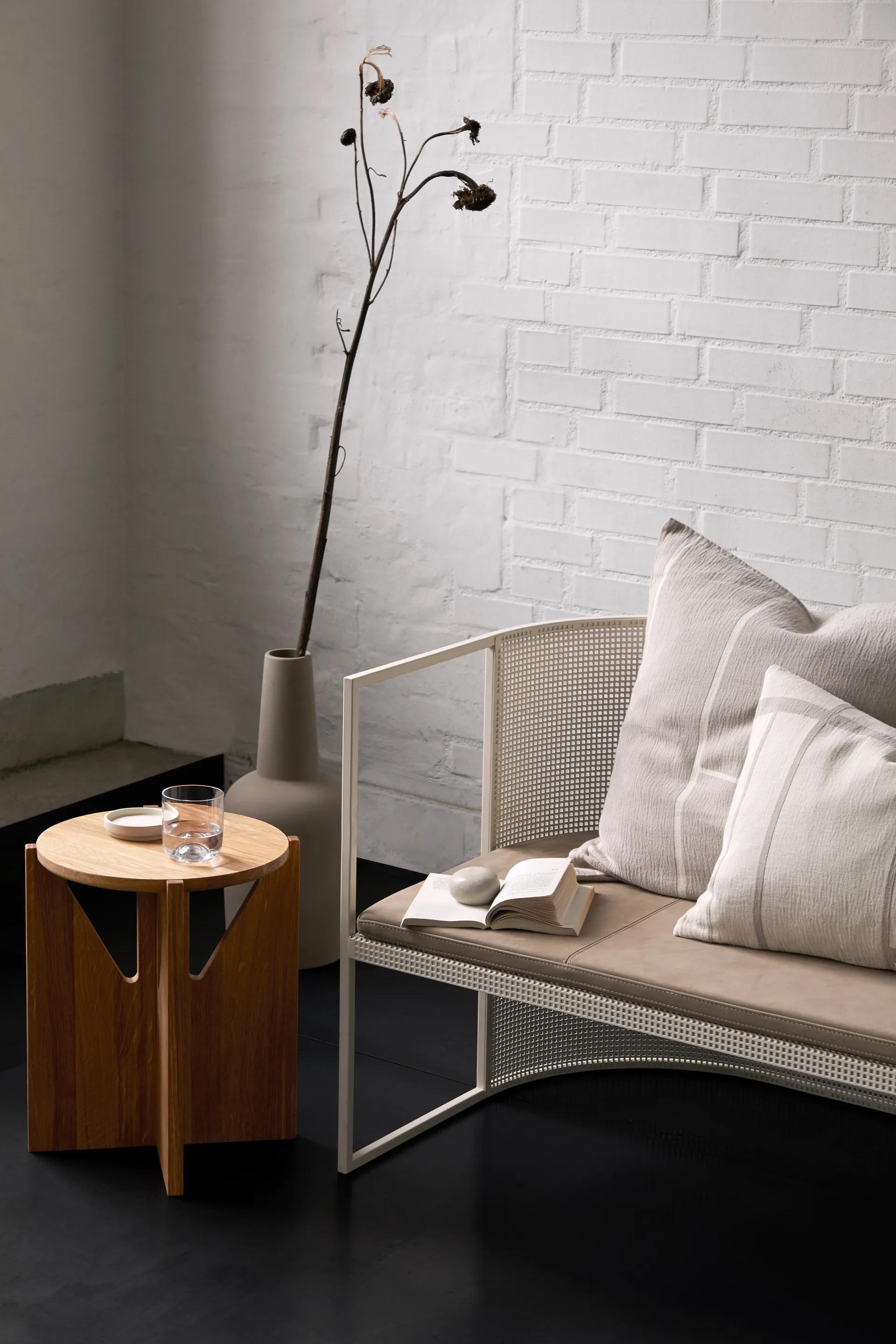 Simple pall Ø36 cm, Varm lackerad ek Kristina Dam Studio