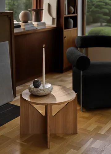 Simple soffbord Ø52 cm - Varm lackerad ek - Kristina Dam Studio