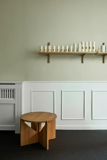 Simple soffbord Ø52 cm - Varm lackerad ek - Kristina Dam Studio