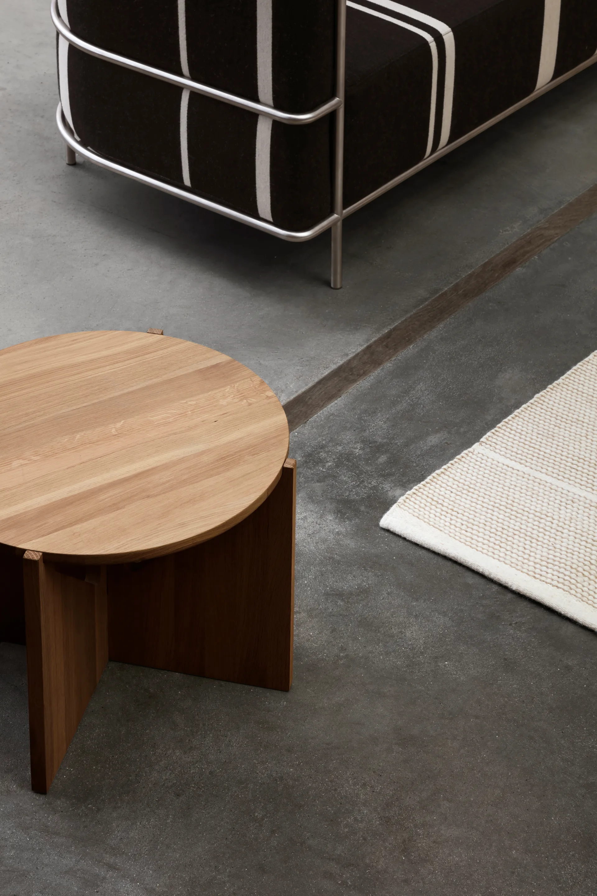 Simple soffbord Ø52 cm, Varm lackerad ek Kristina Dam Studio