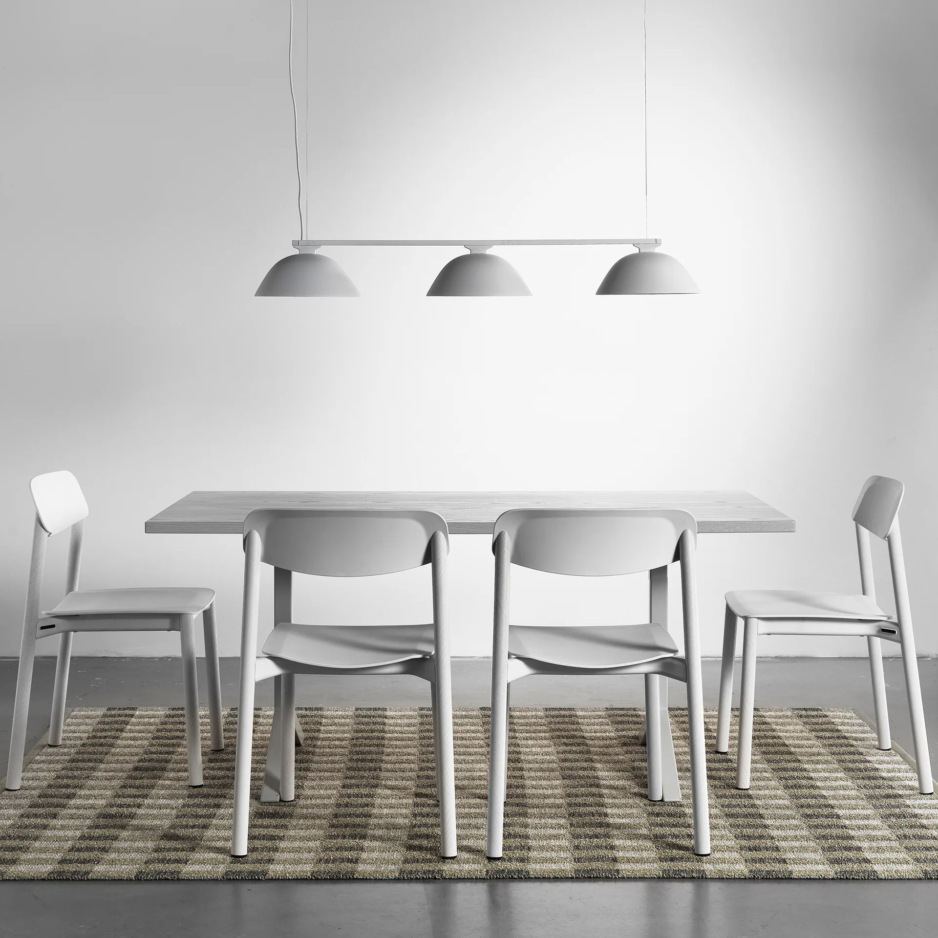 Penne stol, ek, svarta aluminiumben Lammhults