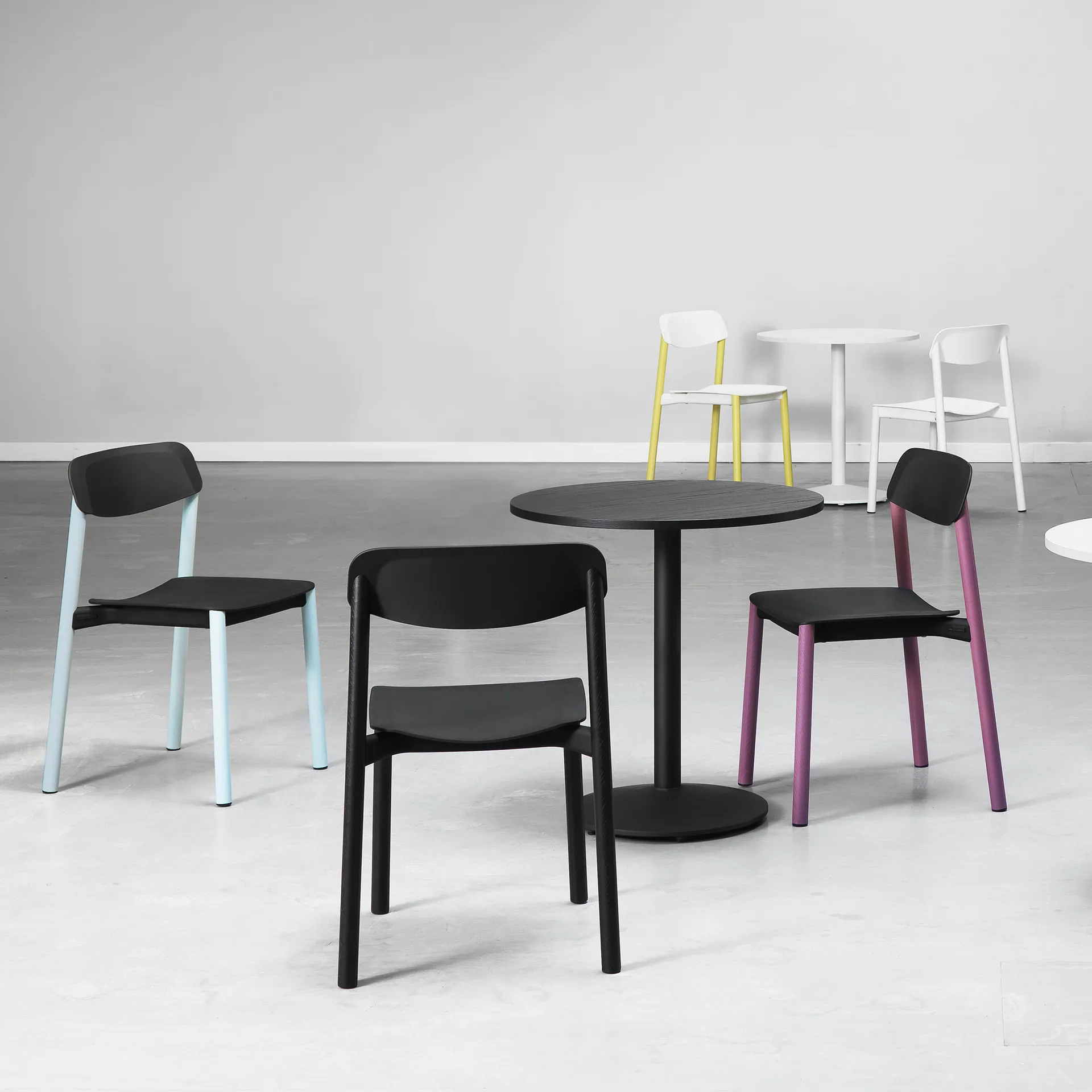 Penne stol, ek, svarta aluminiumben Lammhults