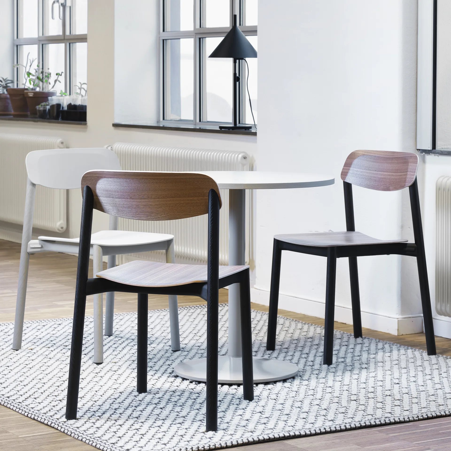 Penne stol, ek, svarta aluminiumben Lammhults