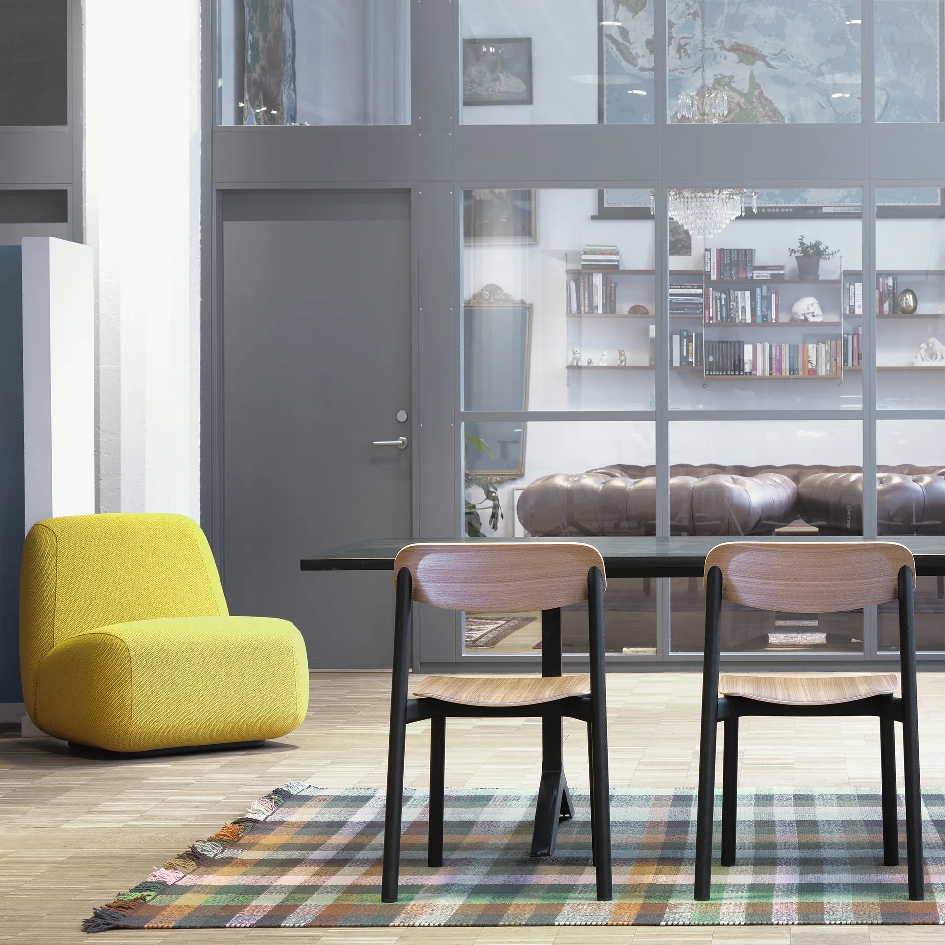 Penne stol, ek, svarta aluminiumben Lammhults