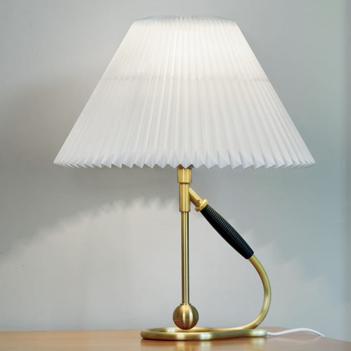 306 bordslampa, mässing, vit lampskärm Le Klint