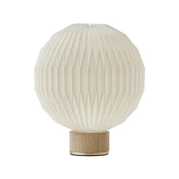 375 bordslampa - vit, medium-pappskärm, lampfot i ek - Le Klint