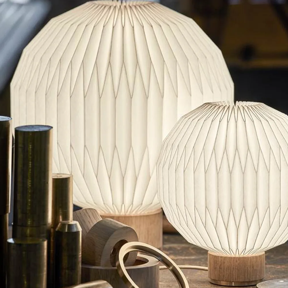 375 bordslampa, vit, medium-plastskärm, lampfot i ek Le Klint