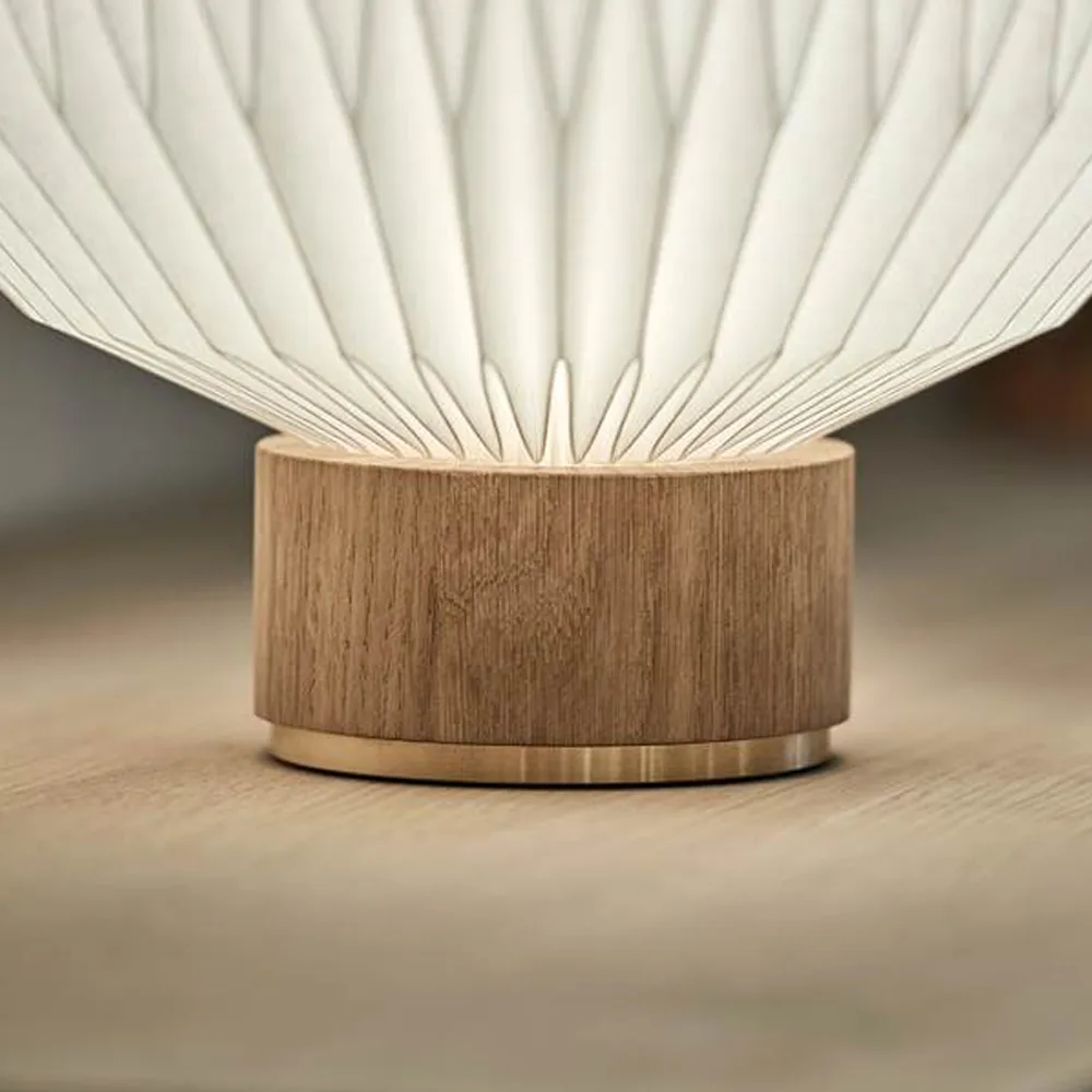 375 bordslampa, vit, medium-plastskärm, lampfot i ek Le Klint