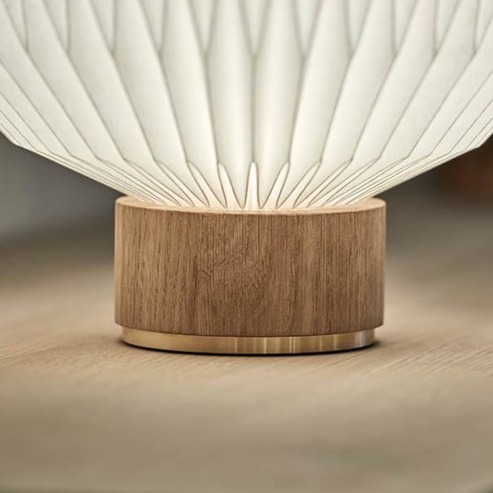 375 bordslampa, vit, small-plastskärm, lampfot i ek Le Klint