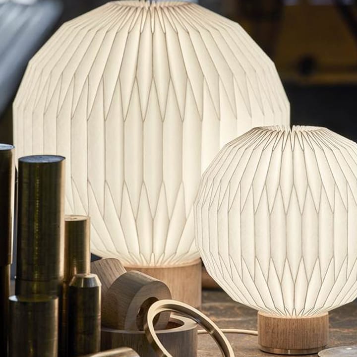 375 bordslampa, vit, x-small- plastskärm, lampfot i ek Le Klint