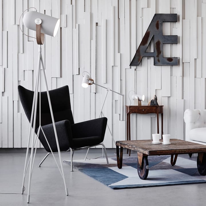 Carronade golvlampa, sand, läslampa, aluminium/ek såpa Le Klint