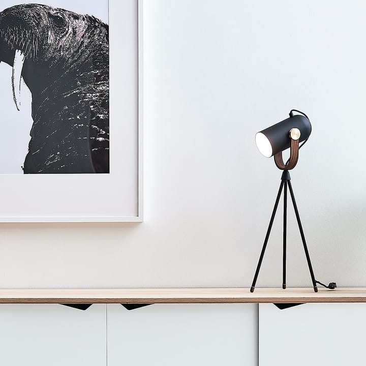 Carronade High bordslampa, svart/valnöt, mässingsdetalj Le Klint