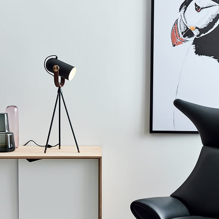 Carronade High bordslampa, svart/valnöt, mässingsdetalj Le Klint