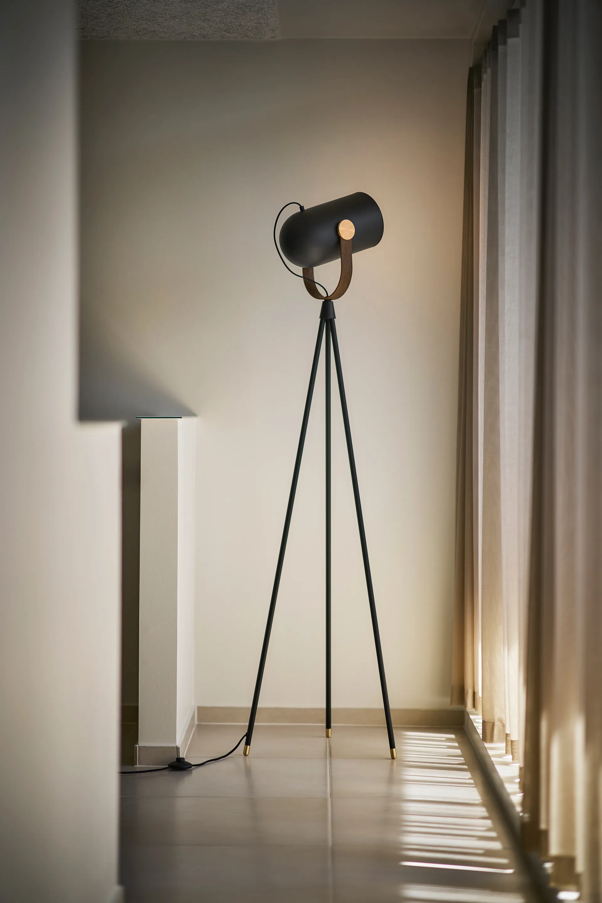 Carronade II golvlampa, Svart-rökt ek Le Klint