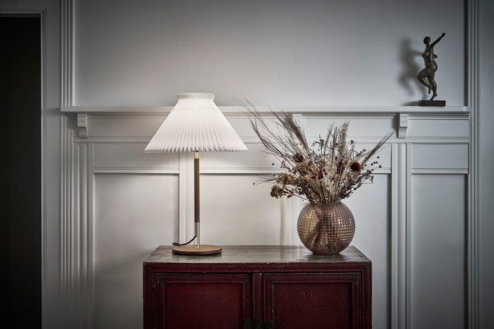 LK80 borslampa 70 cm, Smoked oak-brass Le Klint